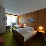 Haus Am Brunnen Bed and Breakfast 3*